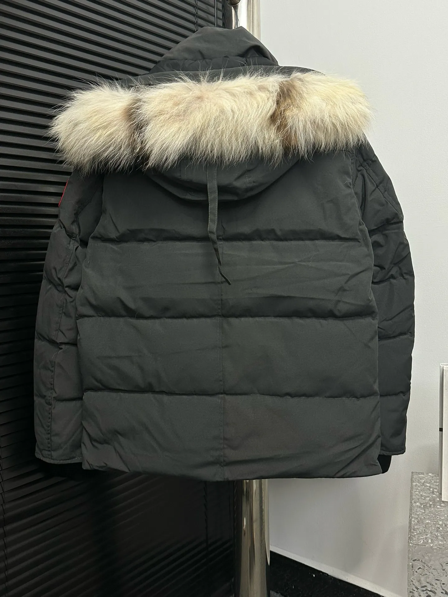 P780 [canada goose wyndham] 29 parka down jackets. The fabric is as soft and hard as the original. It can be restored by kneading at will (fabric misunderstanding: fabrics with high hardness are not waterproof. Only those who buy the latest authentic version this year will notice the softness and comfort of the fabric). The down is synchronized with the authentic white duck down. It is fluffy and not clumps. The electronically controlled down filling machine is filled with down. The zipper is customized with authentic ykk military grade copper core zipper puller. The high-hardness, non-stuck fur collar is made from original and custom-made western Canadian coyote skin. All workmanship and wiring are controlled by workers with more than ten years of service. They must be horizontal and vertical, and no crookedness is allowed. The wiring density inside is more sophisticated. Fighters in the world 29 battle all kinds of world products. Size: XS-XXL